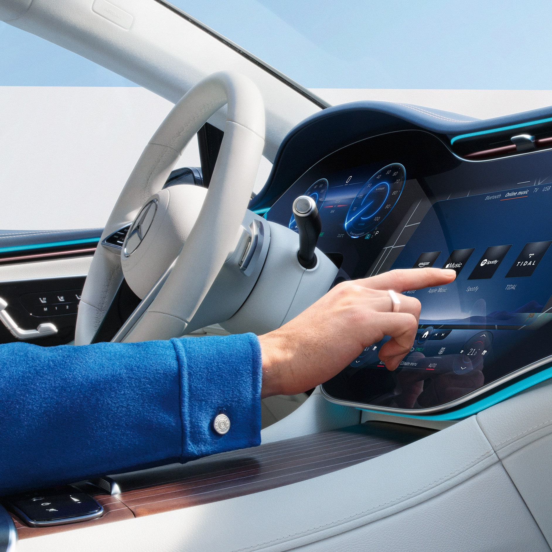 Mercedes me I Mercedes-Benz Frau mit Handy.