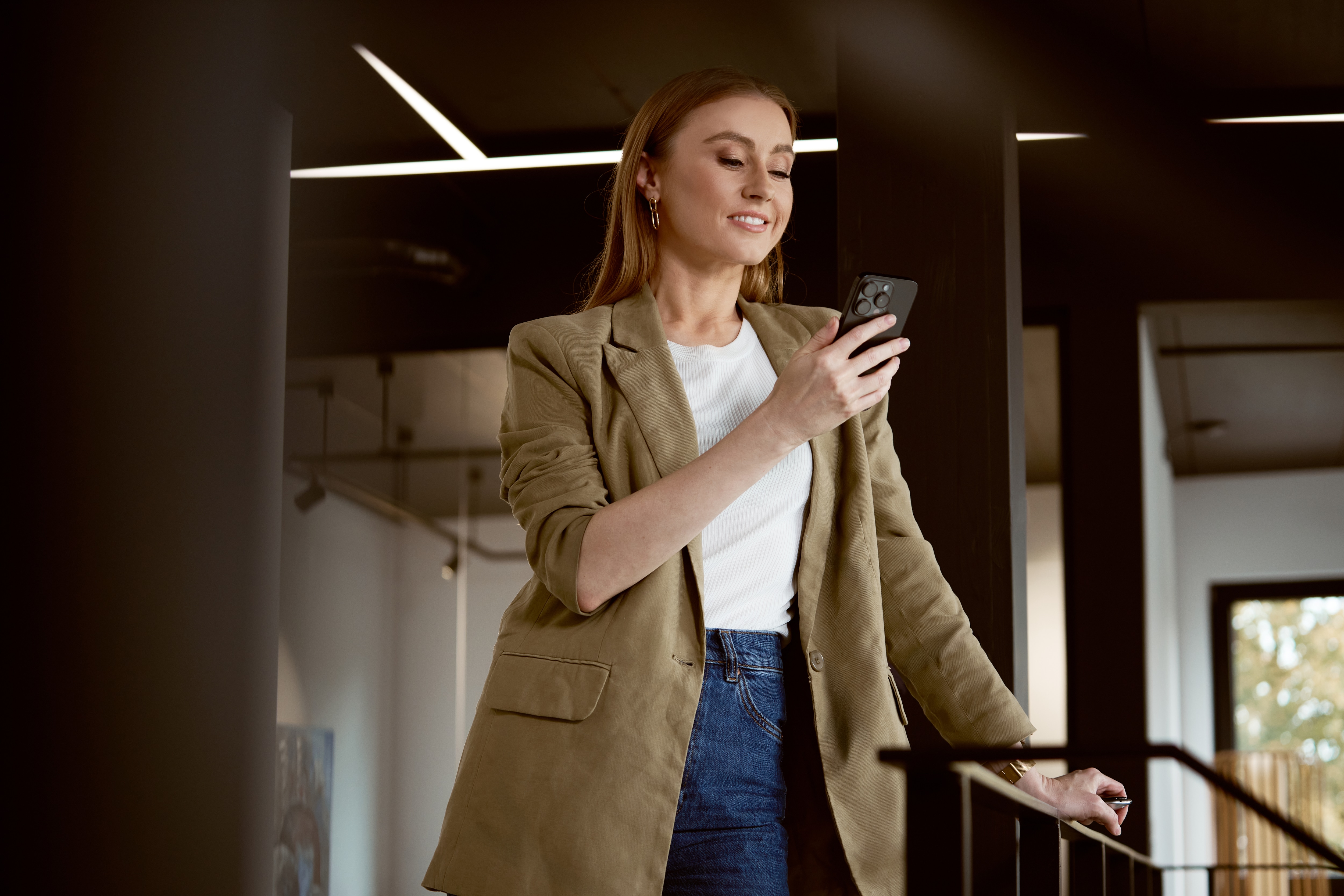 Login THG Frau mit Handy