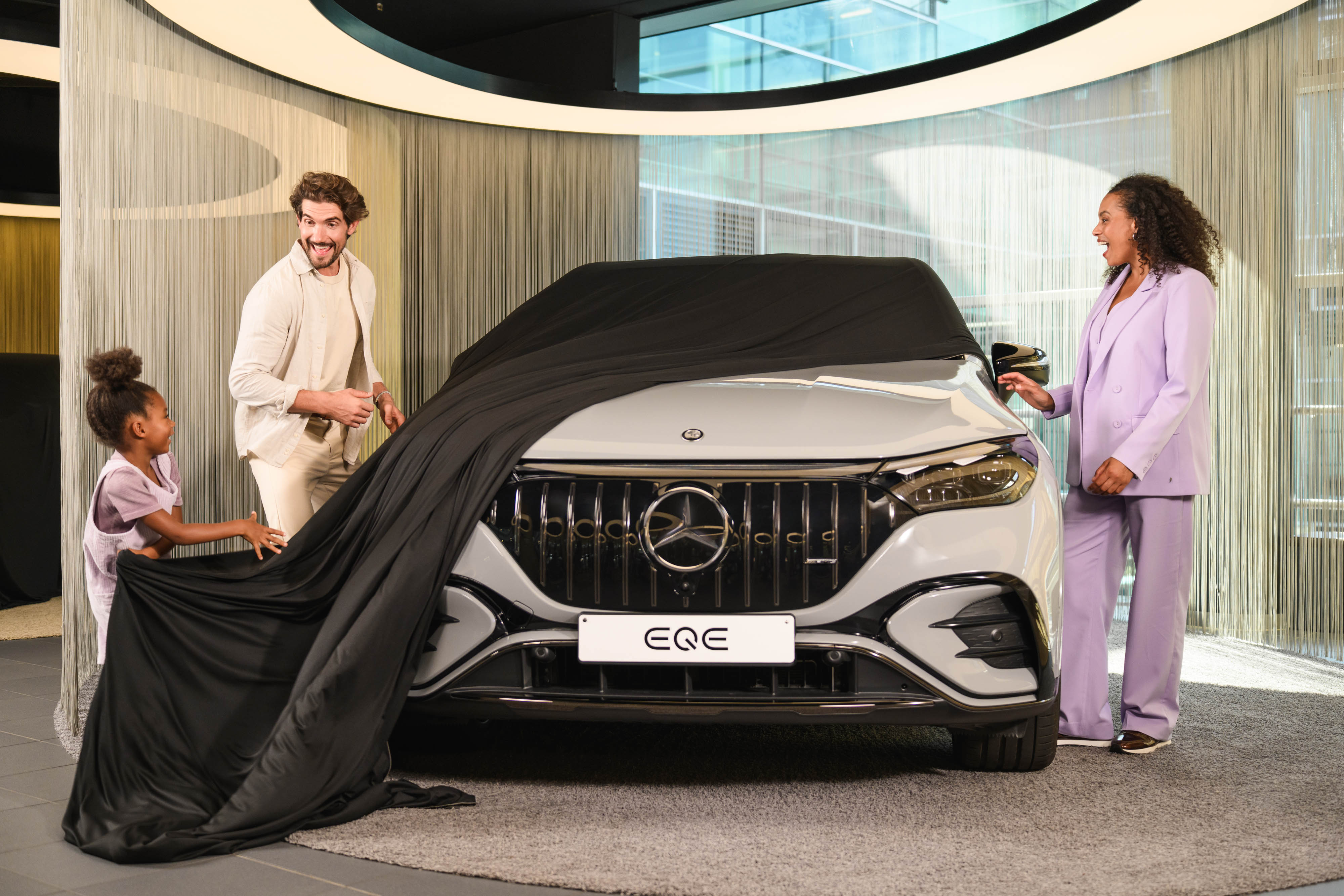 2018 Financial Services Photo Shooting "African PC" Eine Familie mit einem Kind enthüllt ihren neuen Mercedes-Benz