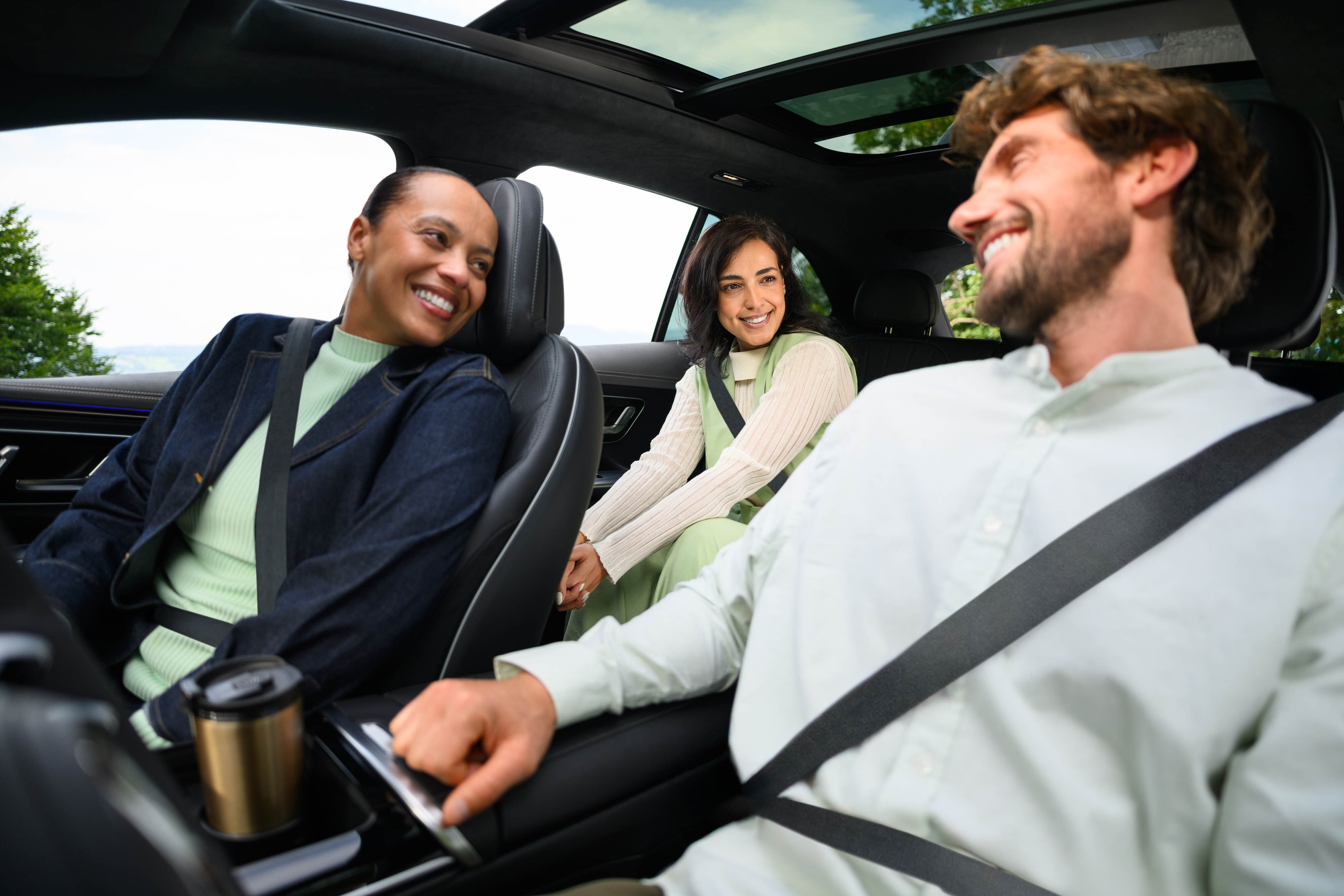 Versicherung | Financial Services | Mercedes-Benz Drei Personen sitzen in einem Mercedes-Benz Fahrzeug.