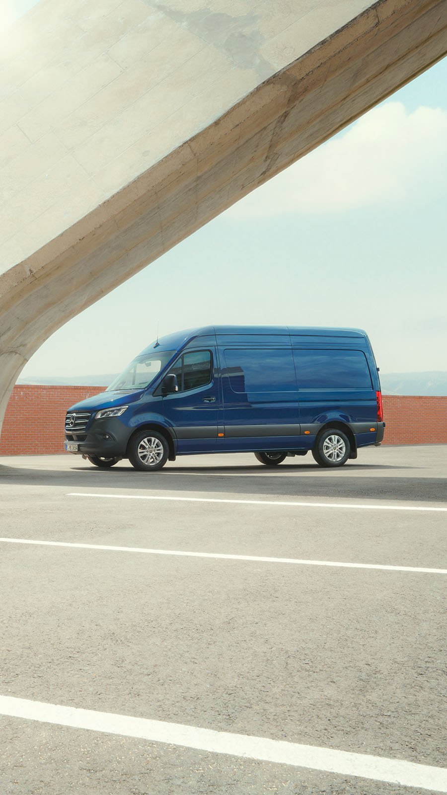 Sprinter Kastenwagen fährt auf die Baustelle.