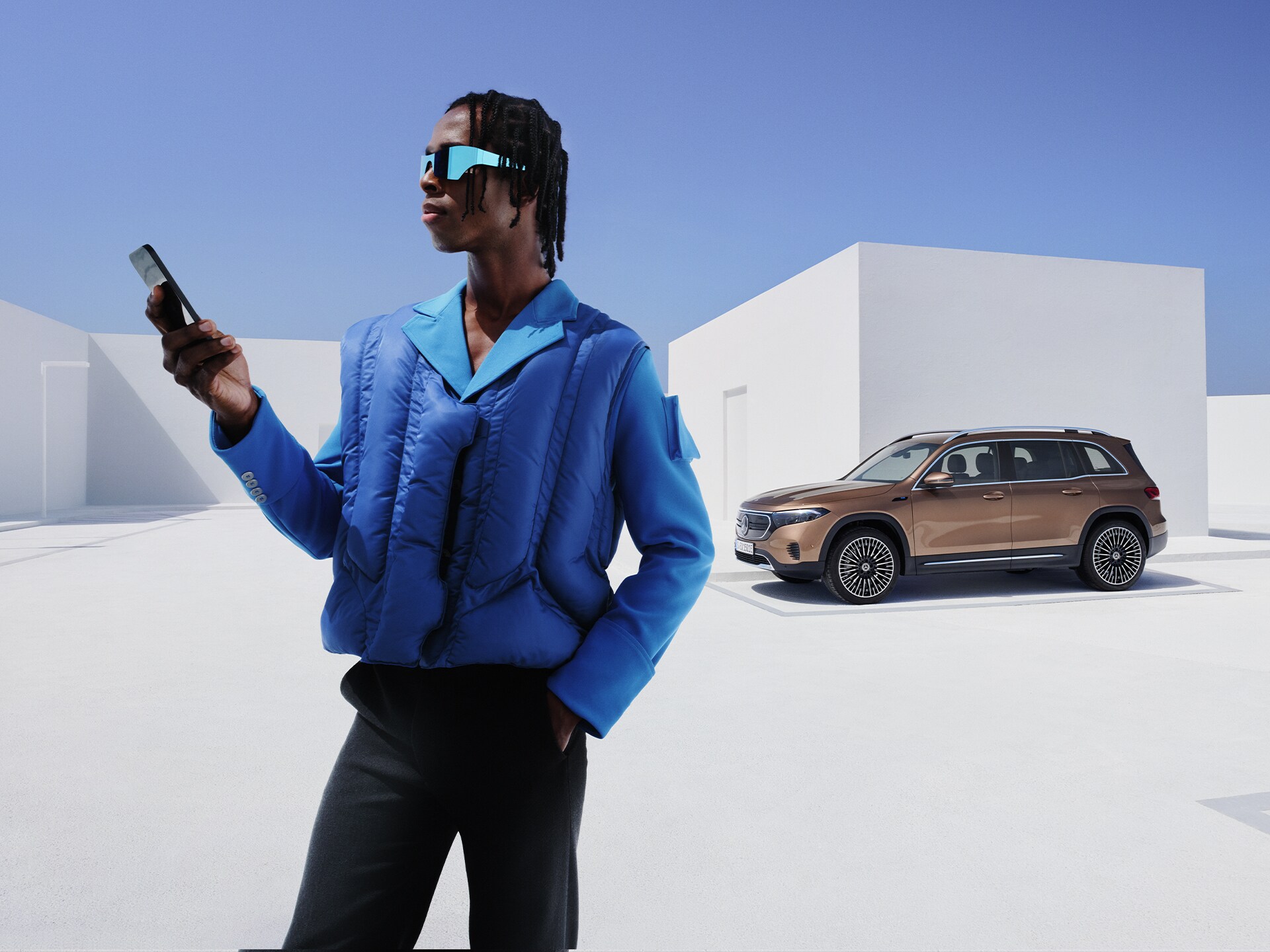 Mercedes-Benz App | Apps | Mercedes-Benz Das Menü der Mercedes-Benz App zeigt die verfügbaren Funktionen der Digitalen Extras zu den Themen Navigation, Remote und GUARD 360˚ auf einem Smartphone an.