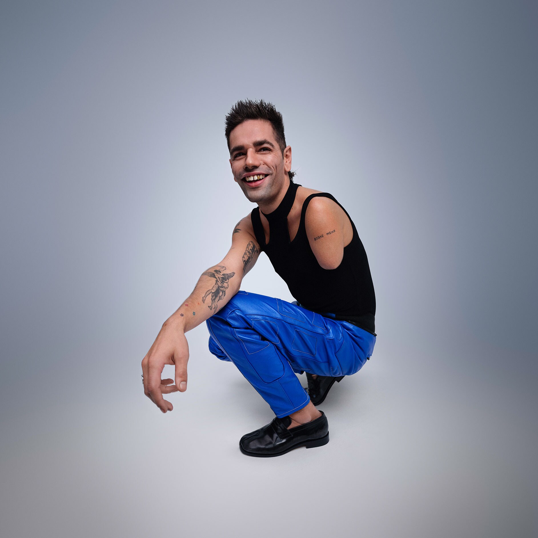 Individualität | Fahrhilfen | Mercedes-Benz Motiv von einem Mann ohne Arm.