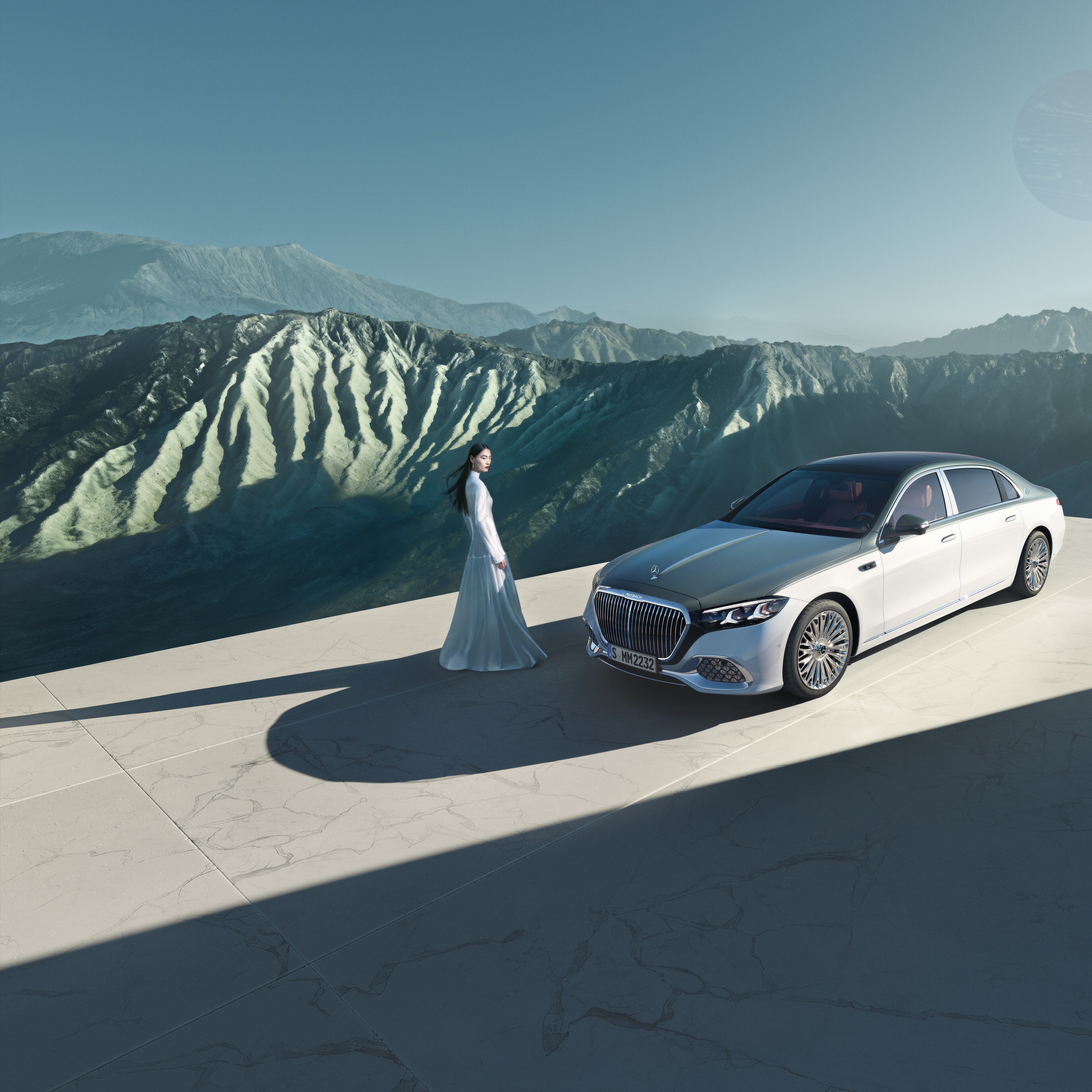 Marke | Mercedes-Maybach Ein Mercedes-Maybach mit Zweifarbenlackierung in verschiedenen Ansichten.