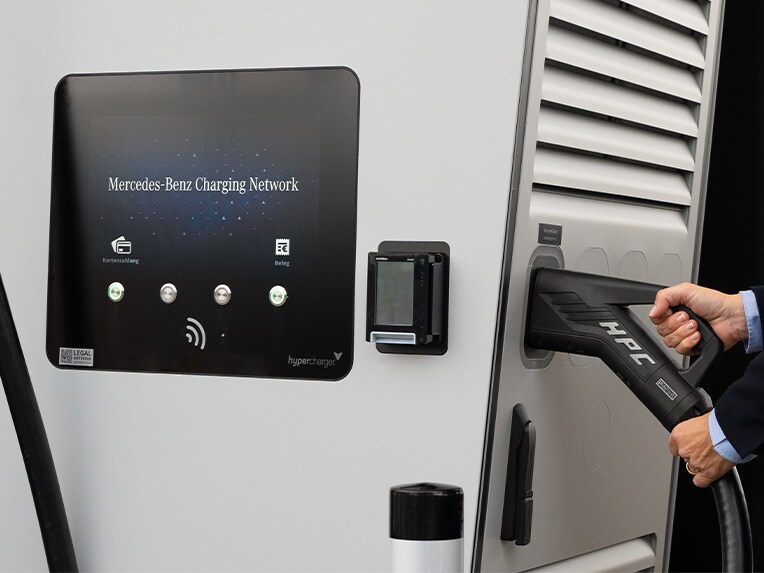 Lademöglichkeiten | Elektromobilität | Mercedes-Benz Eine Mercedes-Benz Charging Network Station im Einsatz. Elektromobilität von Mercedes-Benz.