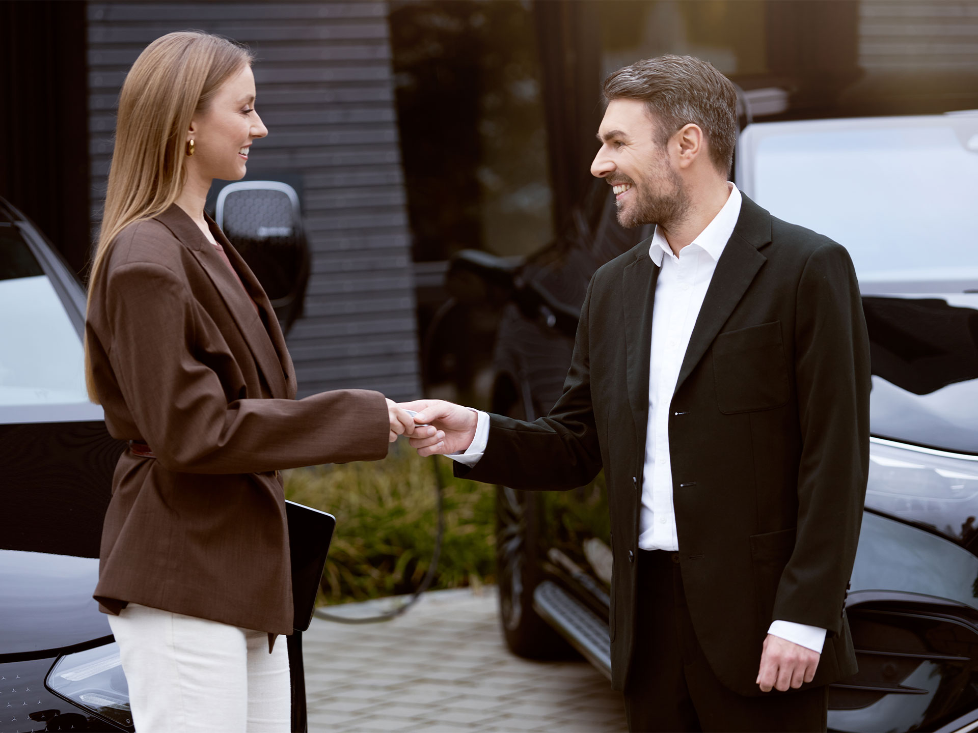 Laden für Geschäftskunden | Laden | Mercedes-Benz Flotten verschiedener elektrischer Pkw-Modelle von Mercedes-Benz stehen nebeneinander.