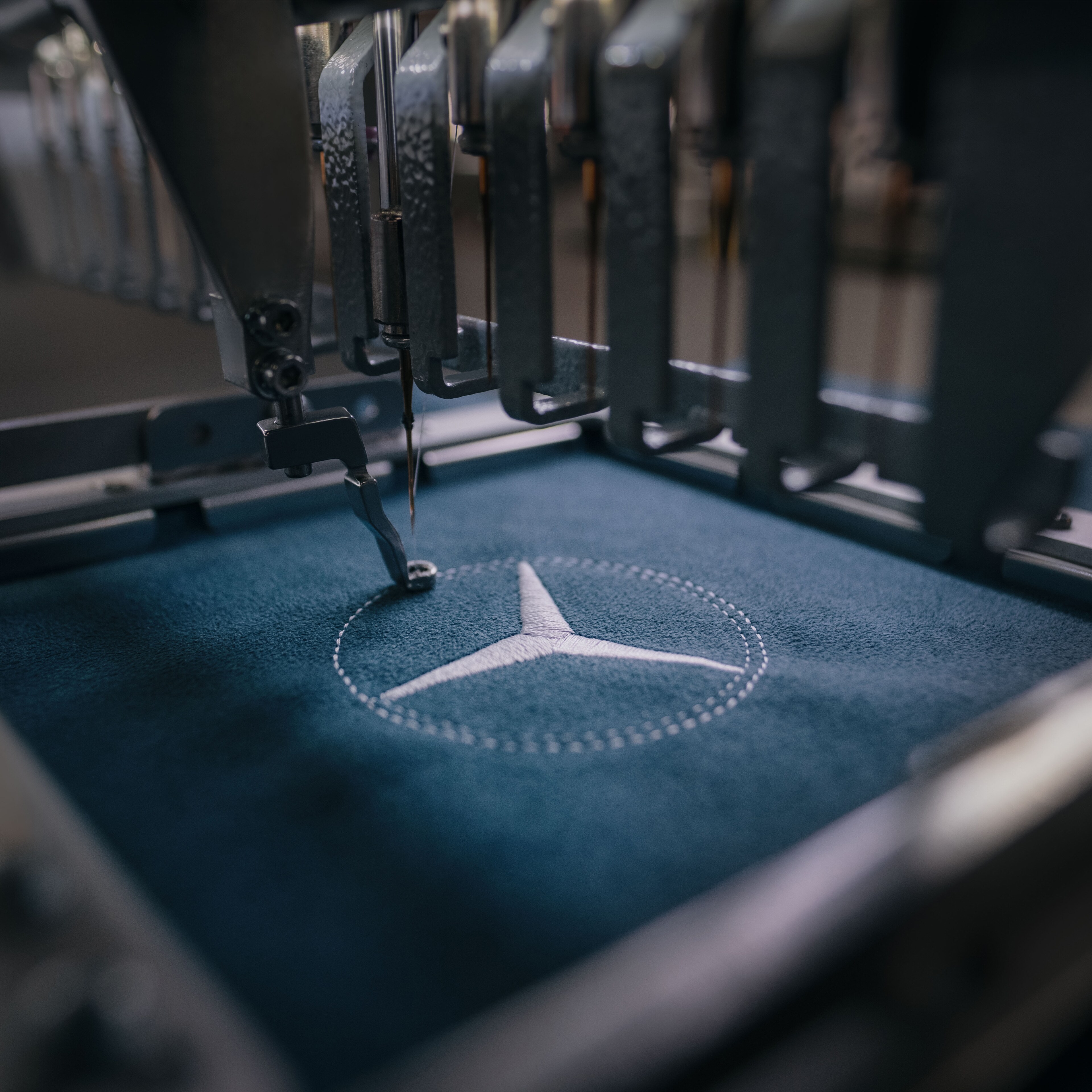 Das MANUFAKTUR Logo, auf hochwertigen Materialien. Das MANUFAKTUR Logo, das auf hochwertigen Materialien genäht wird.