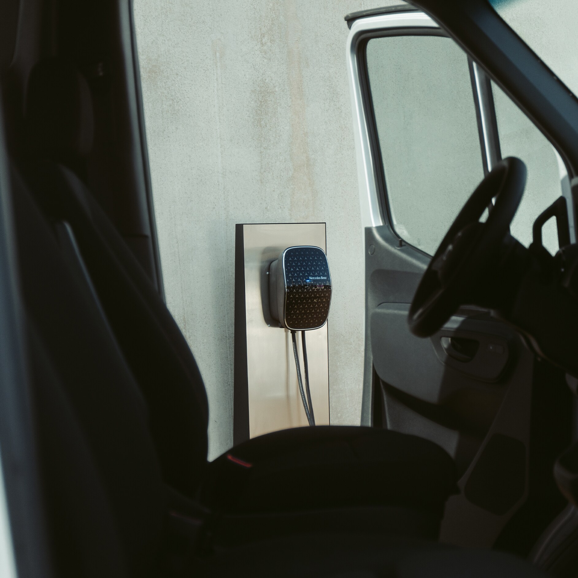 Laden zu Hause | Aufladen | Mercedes-Benz Vans Ein Mercedes-Benz Elektro-Transporter lädt an einer Mercedes-Benz Wallbox.